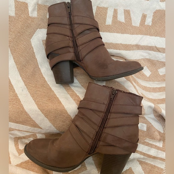 Brown Ankle Boots. 8.5 - Picture 3 of 4